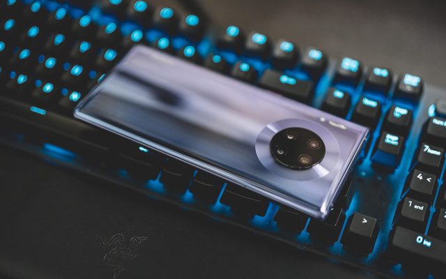 昏黄灯光下的老式放映机与胶片盘，墙面投出模糊人影，怀旧电影氛围